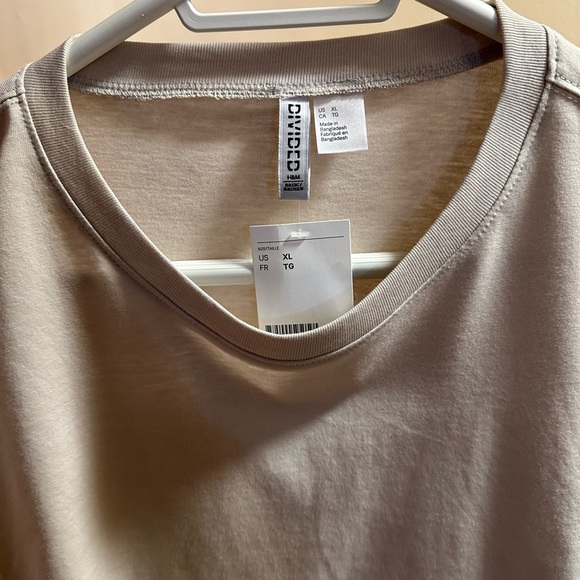 Cropped block t-shirt ** tags attached** - Picture 5 of 7